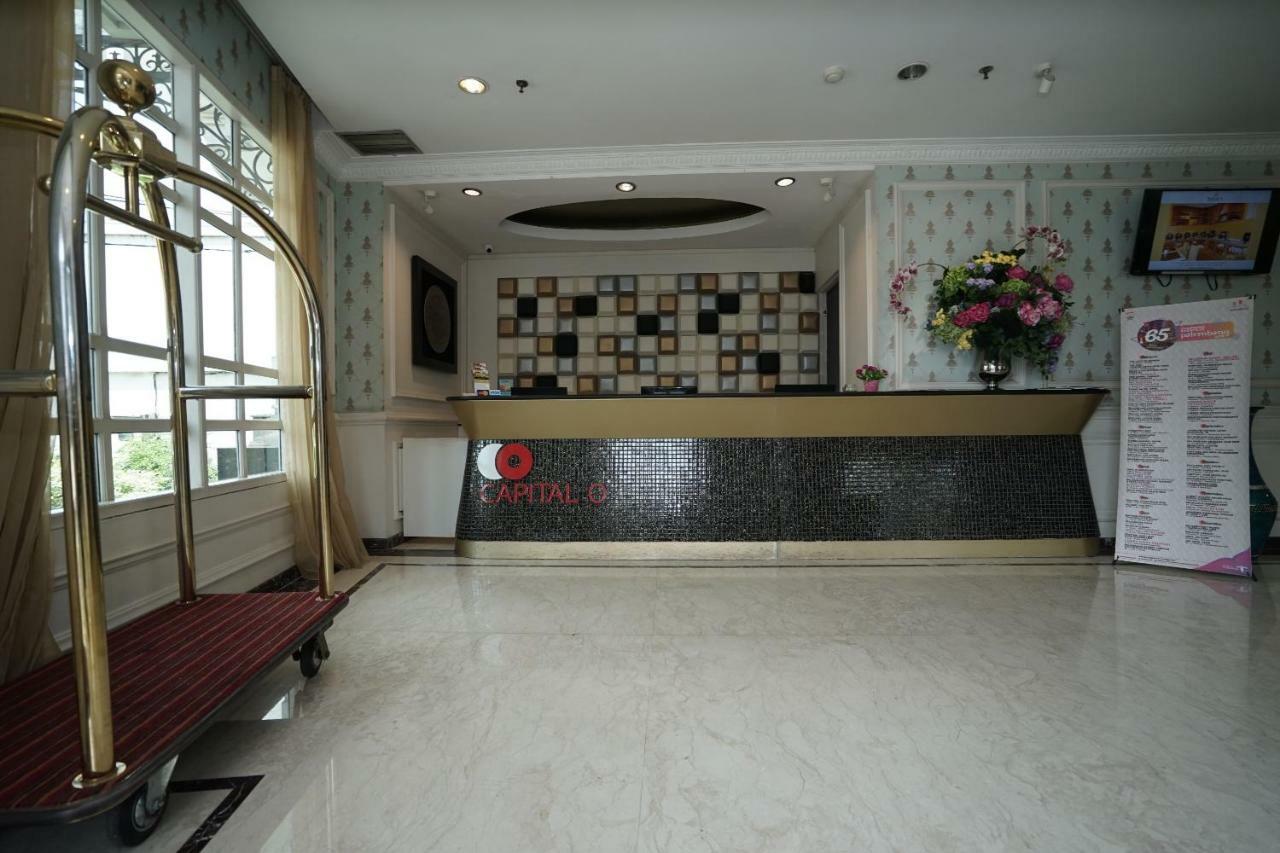 Capital O 1128 Hotel Imara Palembang Exterior photo