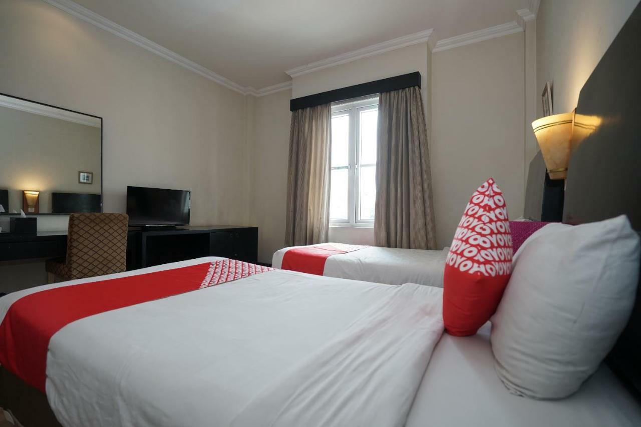 Capital O 1128 Hotel Imara Palembang Exterior photo