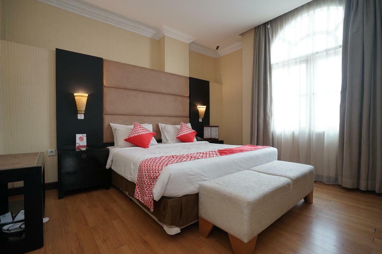 Capital O 1128 Hotel Imara Palembang Exterior photo