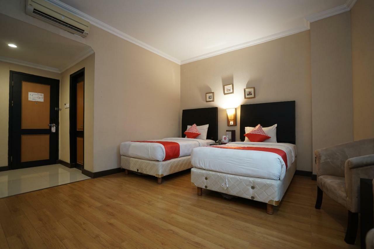 Capital O 1128 Hotel Imara Palembang Exterior photo