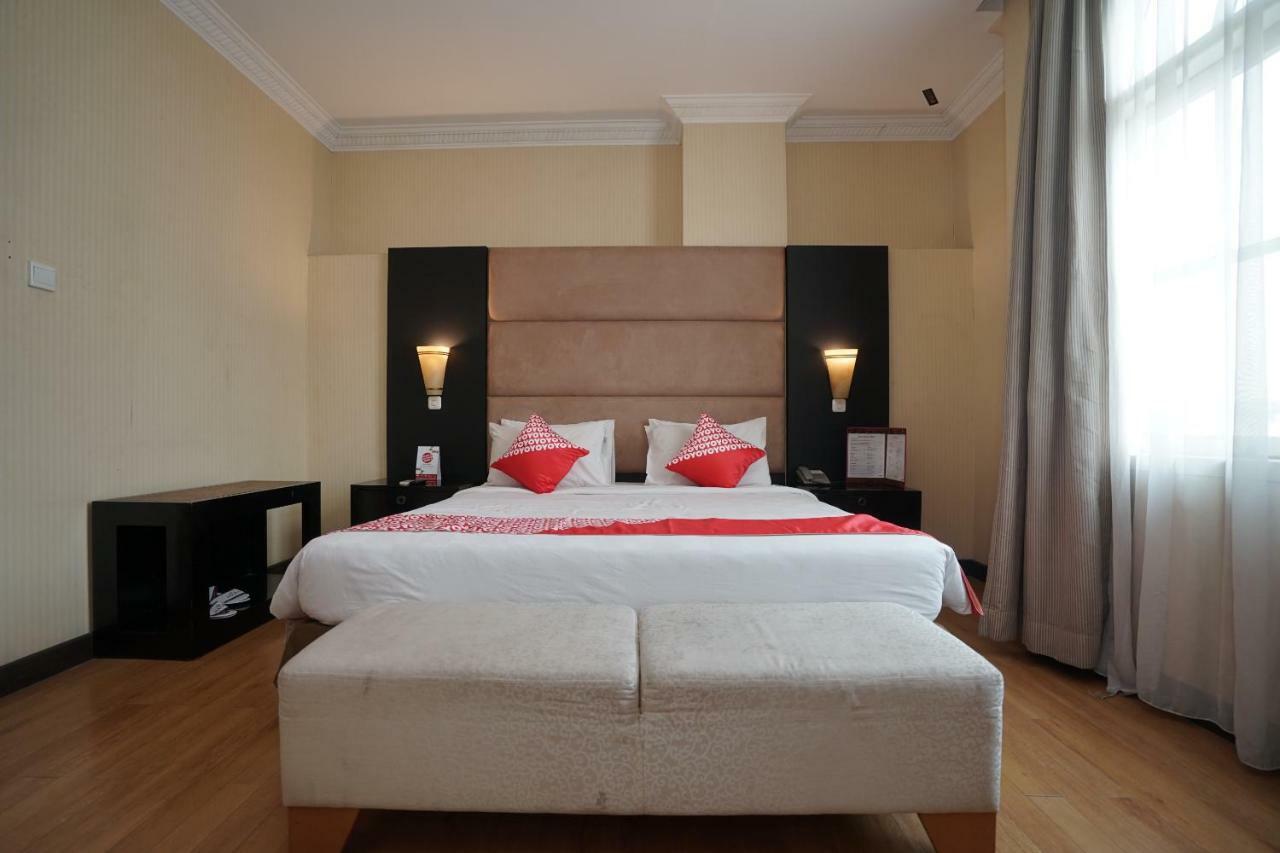 Capital O 1128 Hotel Imara Palembang Exterior photo