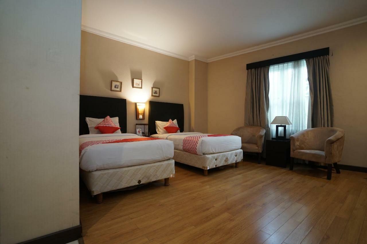 Capital O 1128 Hotel Imara Palembang Exterior photo