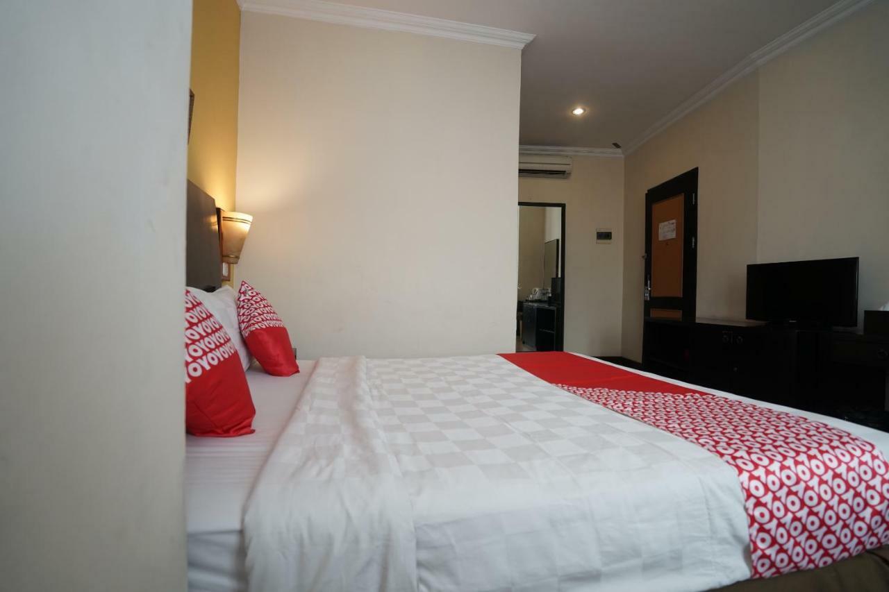 Capital O 1128 Hotel Imara Palembang Exterior photo