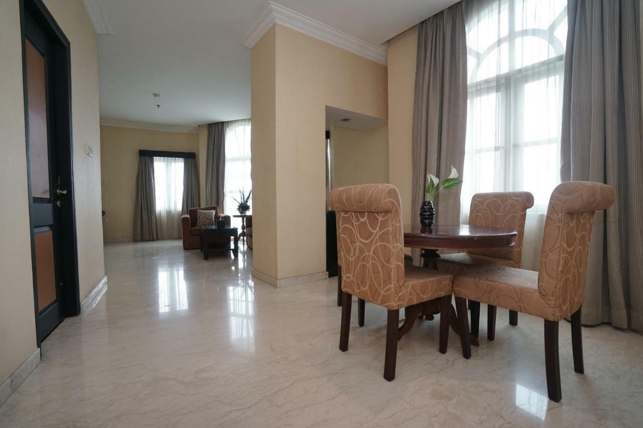 Capital O 1128 Hotel Imara Palembang Exterior photo