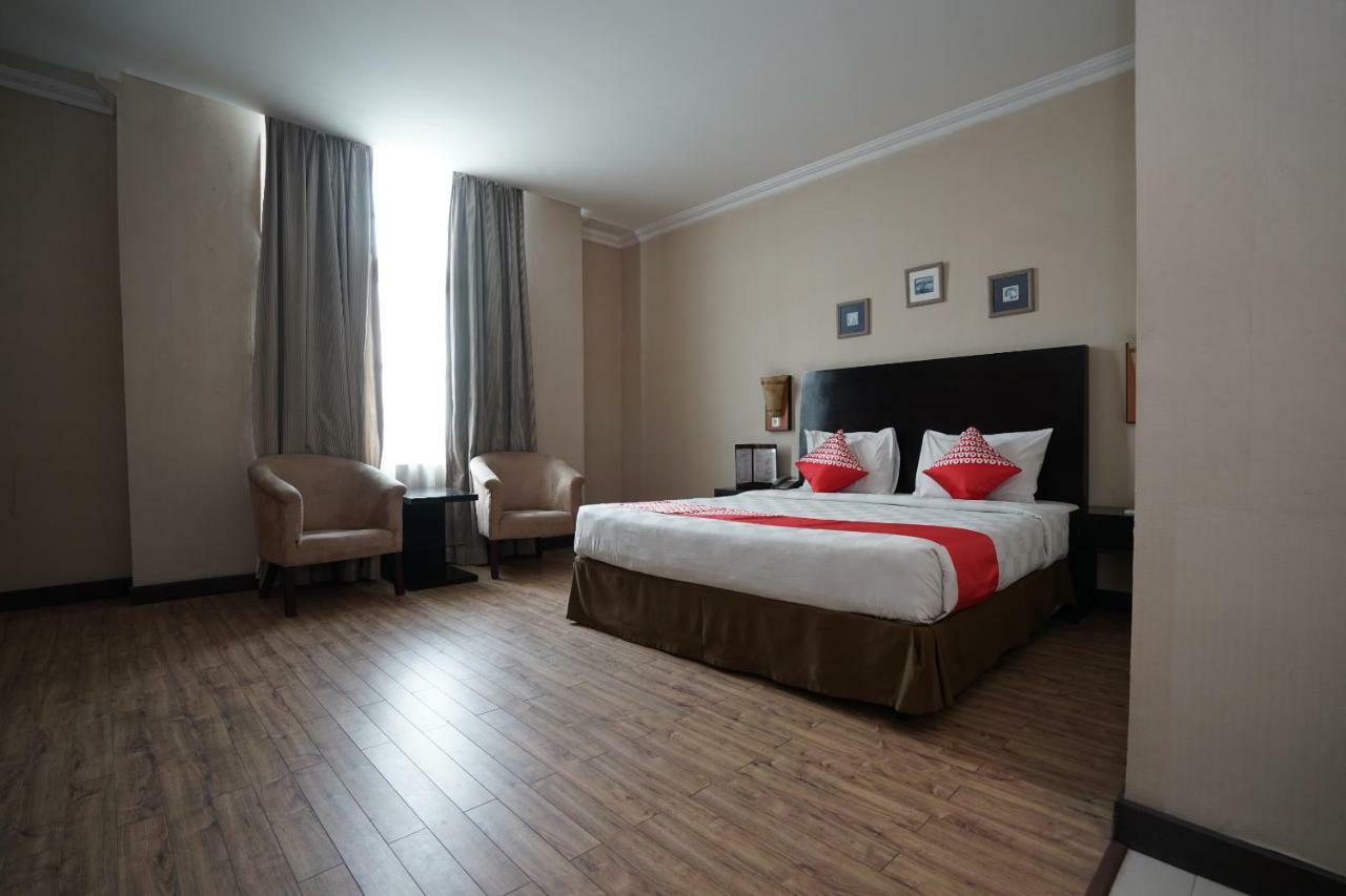 Capital O 1128 Hotel Imara Palembang Exterior photo