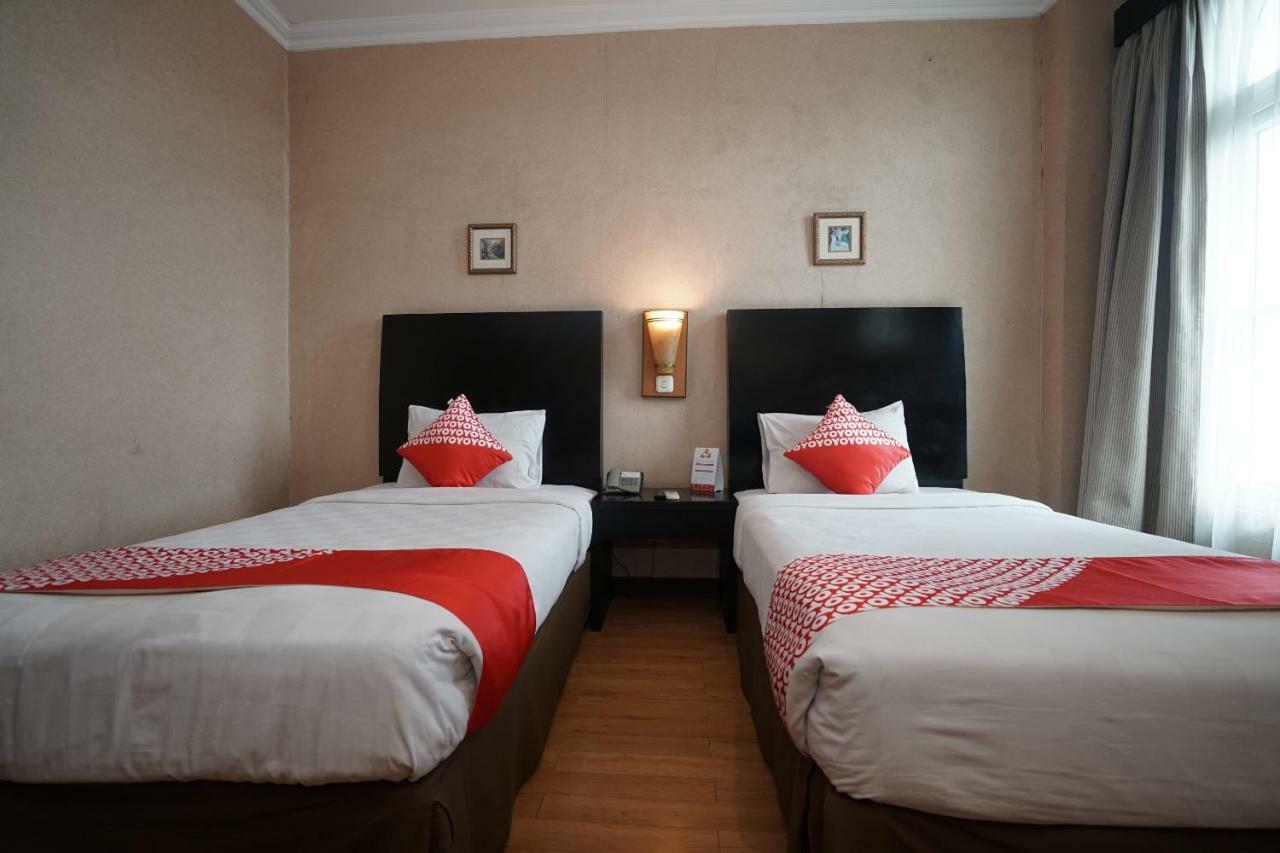 Capital O 1128 Hotel Imara Palembang Exterior photo